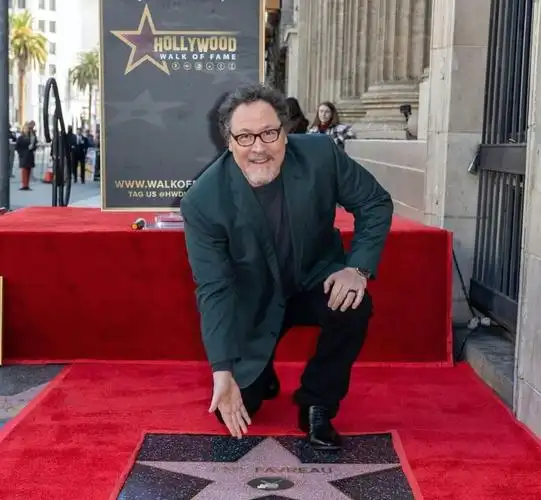 钢铁侠导演在好莱坞星光大道留名小罗伯特唐尼和凯文费奇一同出席