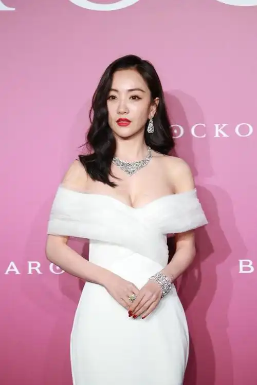 杨蓉才是"人间尤物",一字肩礼服藏不住性感曲线,小个子也很美