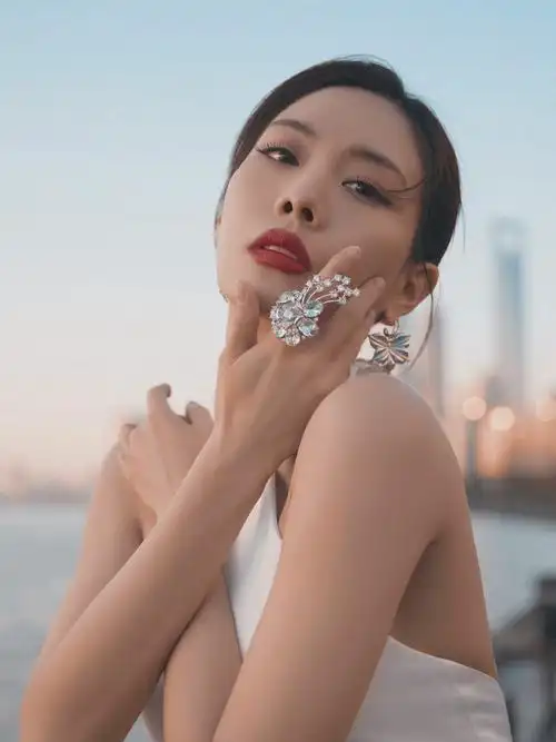 王霏霏一袭挂脖露背纯白长裙简约剪裁凸显绝美身姿