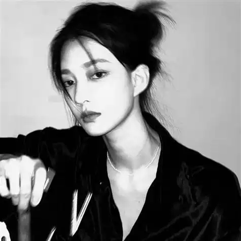 冷酷又霸气高清美女头像黑白图片_黑白头像_有个性网