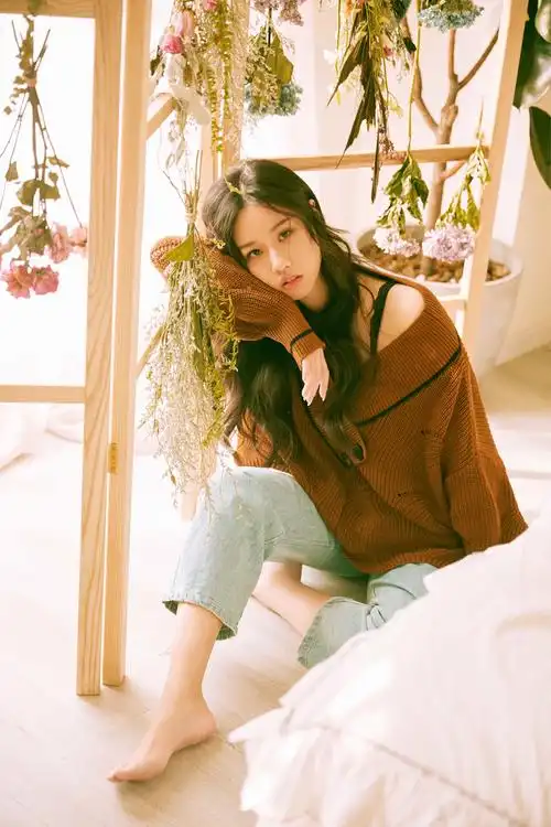 孟慧圆首张创作专辑《我被放上天空》上线 略过浮华传递温暖