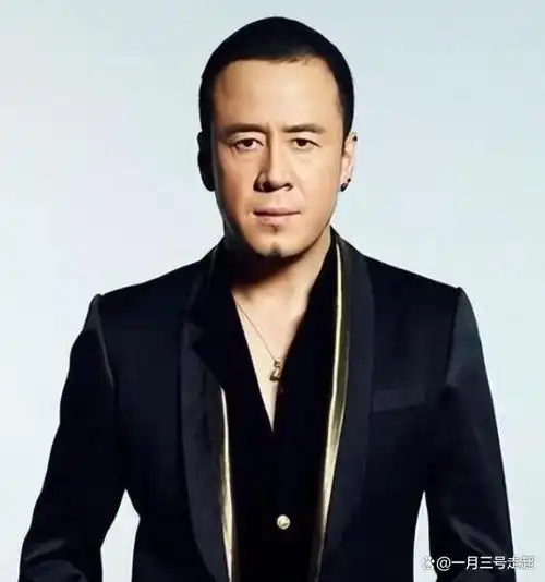 左拥右抱私生活丰富多彩杨坤和那英两人到底是什么关系