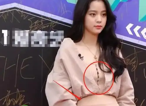 20岁欧阳娜娜发育过猛紧身上衣撑到开口秋裤故意露出一截