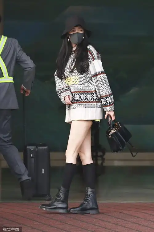 杨幂最新街拍秀名品美腿