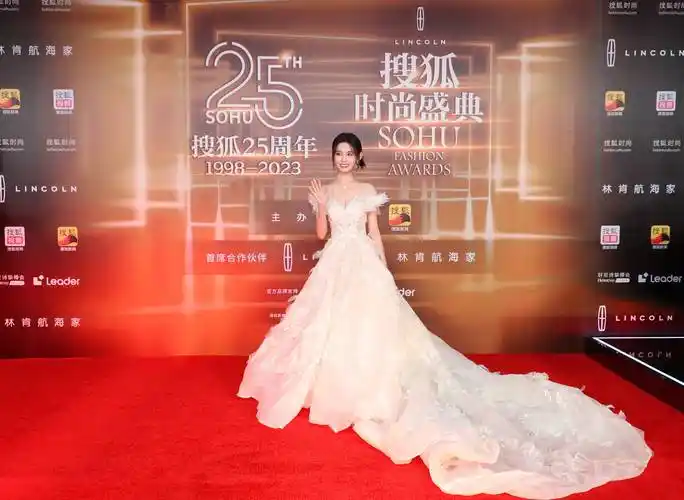 2022搜狐时尚盛典 蒋依依身穿羽毛礼服裙,镂空收腰裙摆和摇曳羽毛显