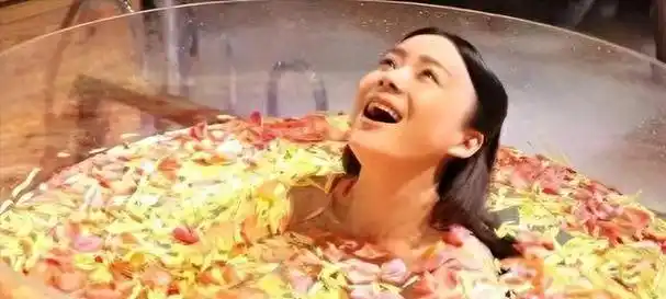 那场戏被调侃为"番茄蛋花汤",不为别的,就因为袁姗姗使用的浴缸是一个