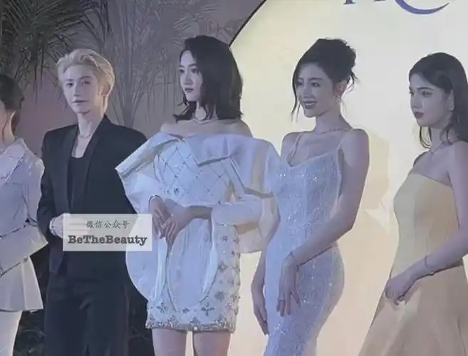 最近她跟关晓彤同框,被说最美最有女人味:这方面的尖子选手,大家可能