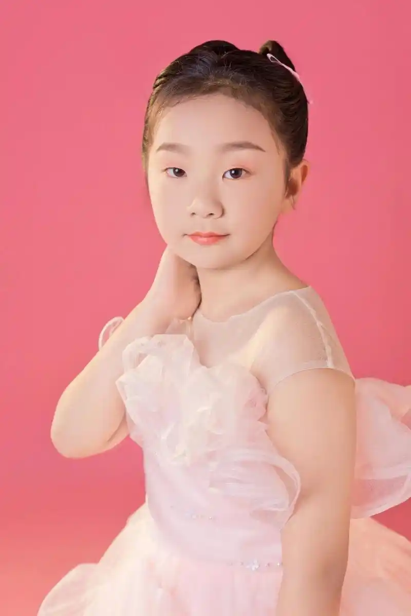 超有镜头感的小女孩 没有大富大贵的生活,只有春夏秋冬的陪伴