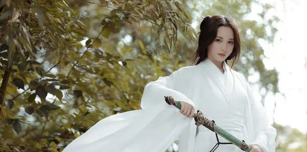 彭小苒白衣侠女造型,头戴斗笠仗剑走江湖,白衣气质绝佳_高清图集_新浪