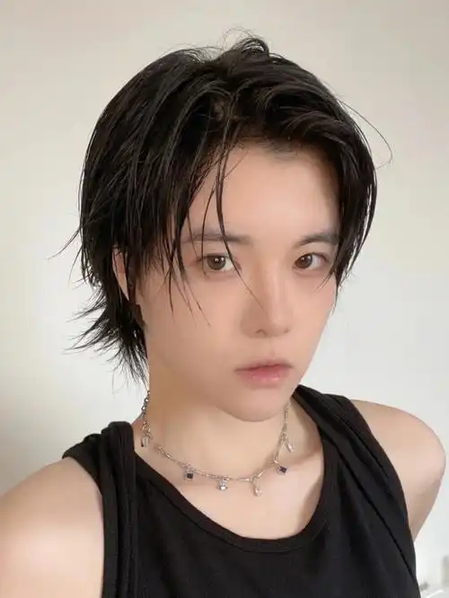 78短发女生跟留狼尾的男生都可以尝试的湿发造型