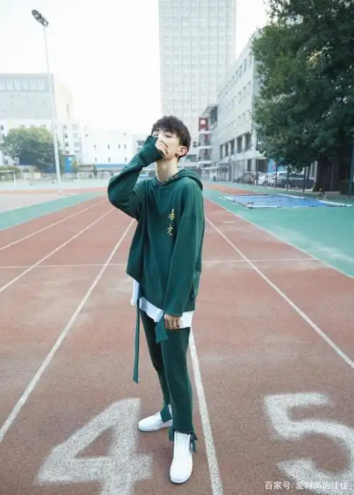 一副"老干部"作风的郭俊辰,换下校服,萌萌的外表下透着男神范