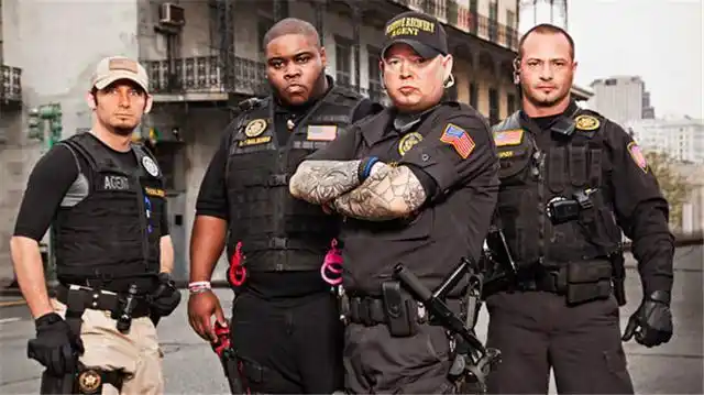 在美国西部拓荒时代中,赏金猎人几乎与大盗们一样著名.