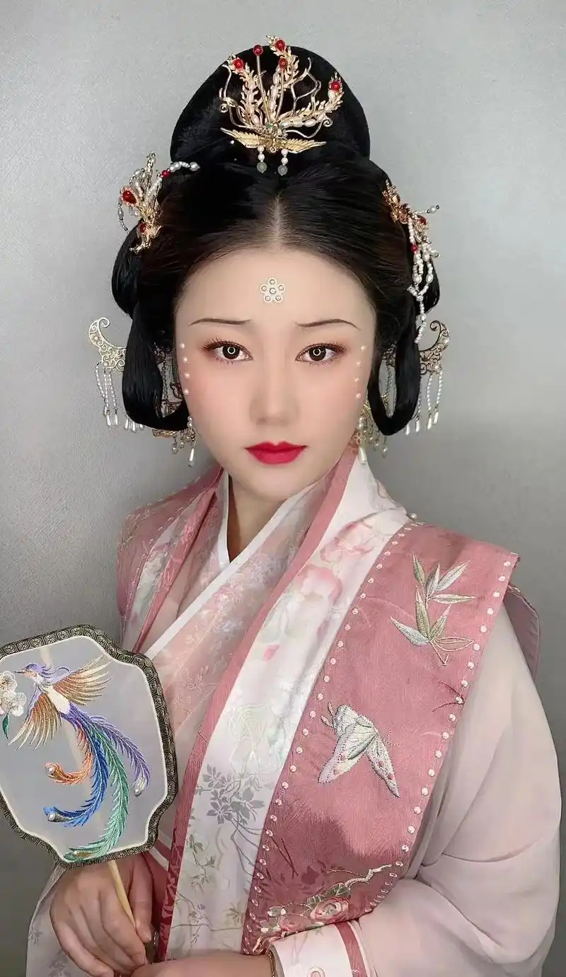 古风造型  #汉服妆造  #穿越古装  一瞥便是惊鸿,芳华 - 抖音