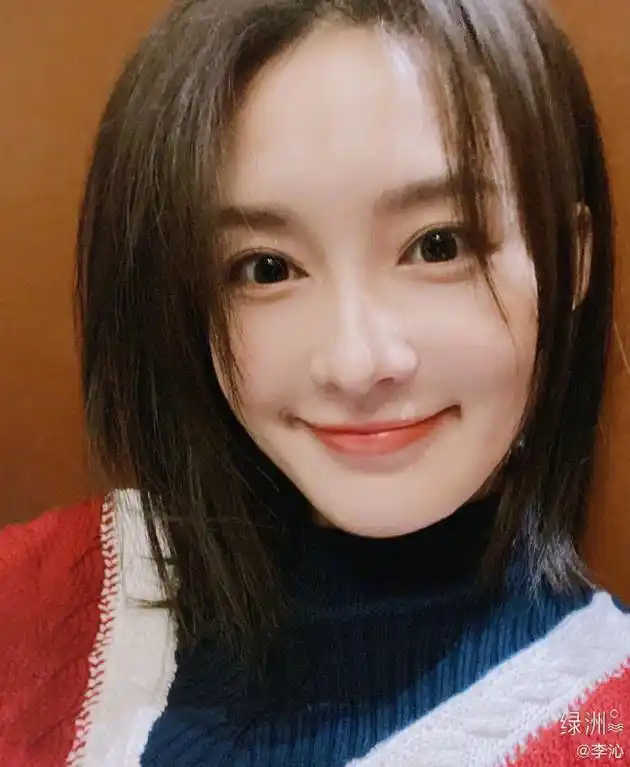 李沁绿洲晒美照静待春来短发干练妆容精致气质佳