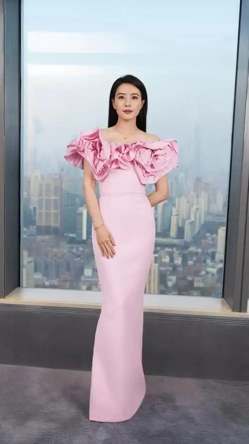 我们带来了中国影视界的璀璨明星——高圆圆的精美壁纸