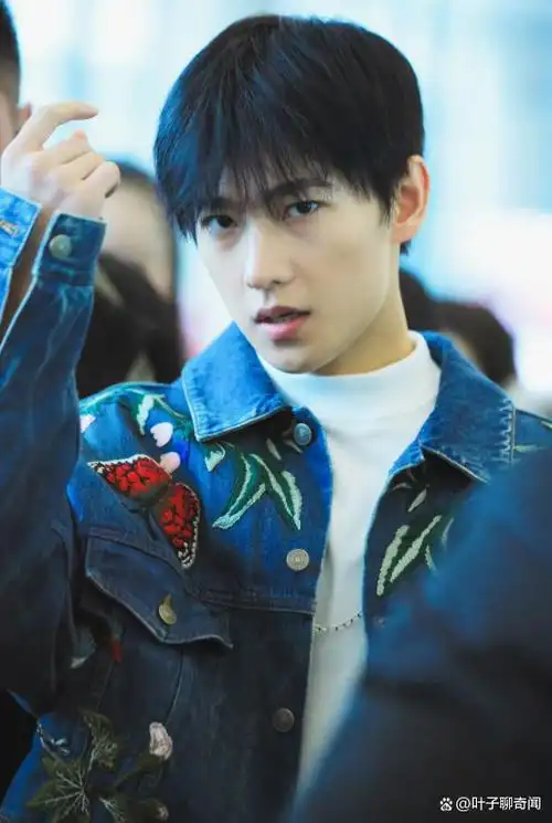 痞帅大帅哥"李现:从韩商言到国色芳华,硬朗五官魅力十足