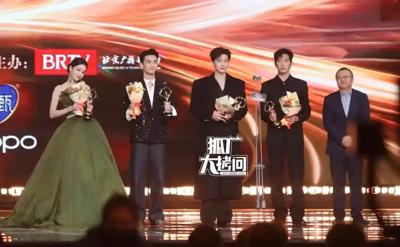 热巴:赶来拿奖不容易～奖杯～奖杯别跑!_吴磊_微博_明星