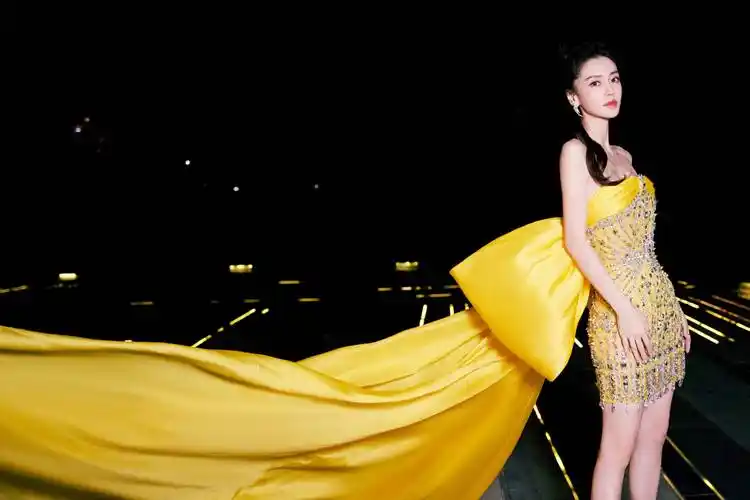 杨颖金色晶钻礼服写真好惊艳 肤白胜雪如在逃公主-搜狐大视野-搜狐