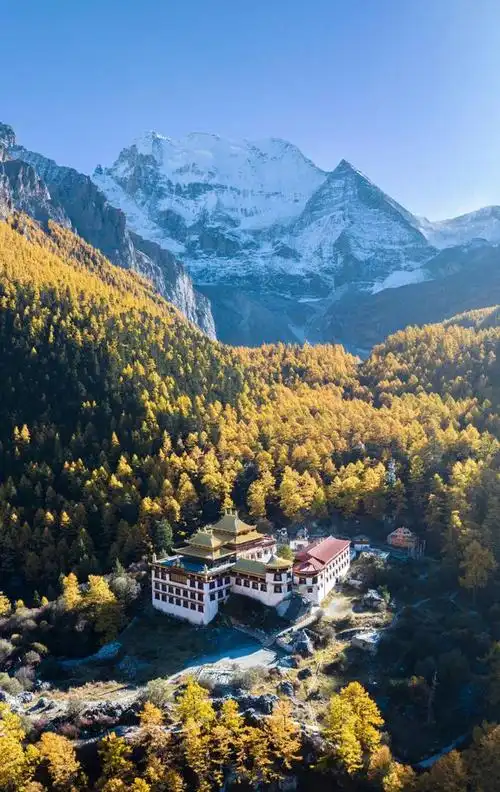 "三怙主雪山"在世界佛教二十四大圣地中排名第十一位,是藏传佛教信仰