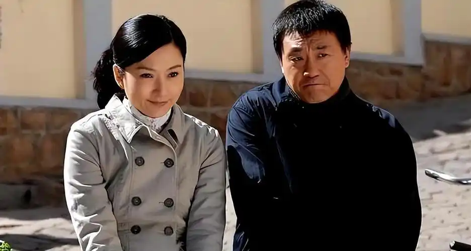 回顾何冰曾每月工资99元今成视帝娶初中同学每一分钱都上交