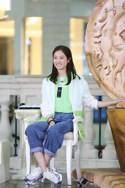 朱亚文老婆太显嫩了穿绿t配编织辫靓丽元气39岁还似小姑娘