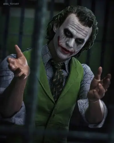 《蝙蝠侠:黑暗骑士》小丑1:4比例珍藏人偶实物图 极致演绎