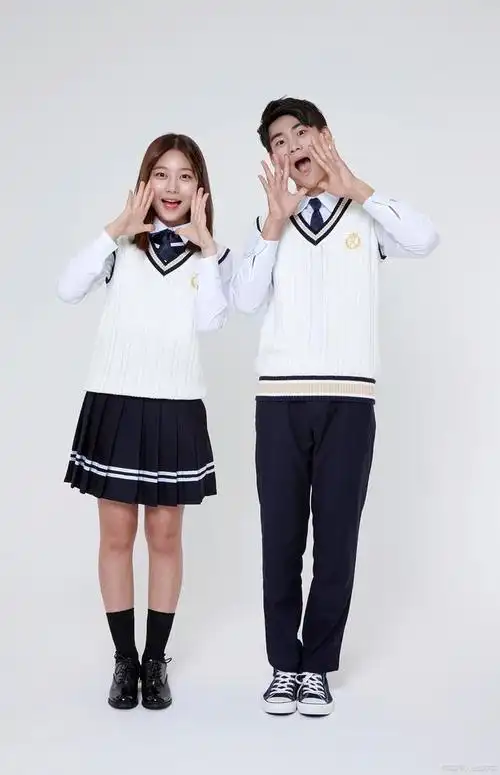 秋季校服:种类多样,包括衬衫,毛衣,卫衣,夹克等