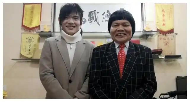 66岁男星八两金罕见现身,与25岁儿子同框,颜值堪称基因逆袭