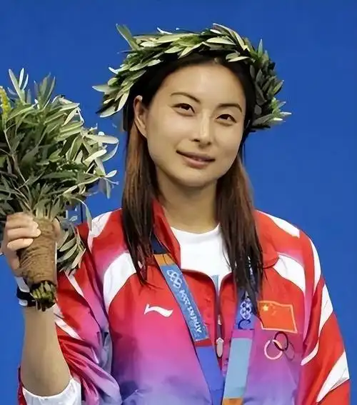 郭晶晶婚照惊艳全场,伴娘团尽显皇室风范!