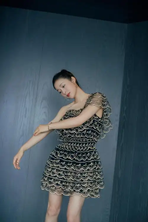 原创江一燕换风格失败,穿牛仔蓝的套装走机场,太普通像素人