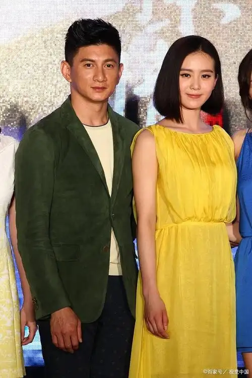 吴奇隆抱着儿子逛街被偶遇,父子俩互动超有爱,画面温馨