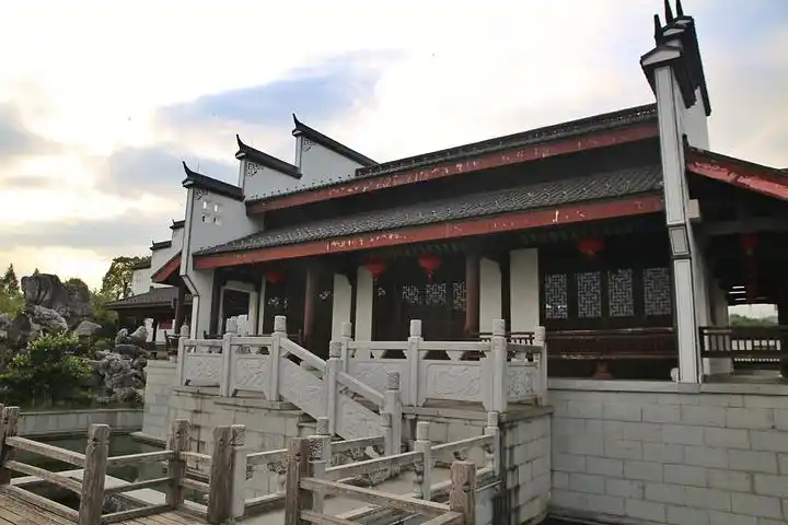 徽派建筑特点曲桥回廊的江南庭院风格如小家碧玉般灵秀打造成以塔院湖