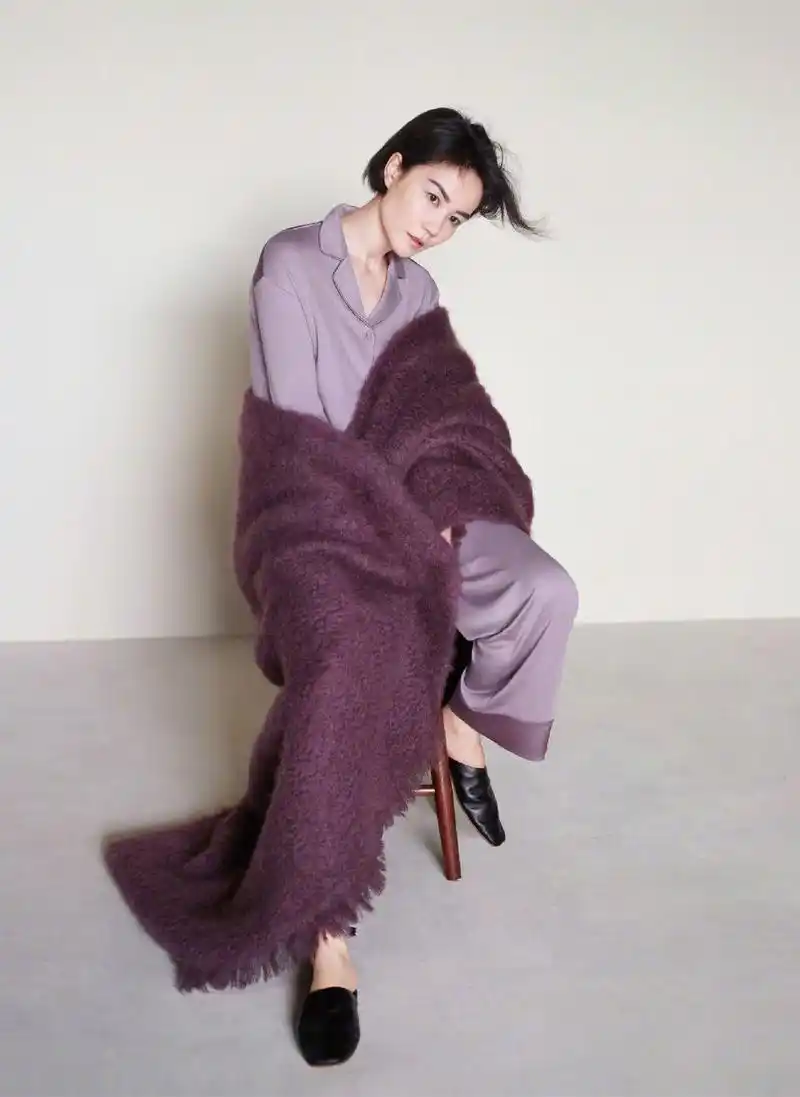 51岁王菲越来越放开啦!一袭紧身长裙秀尤物身材,真羡慕谢霆锋