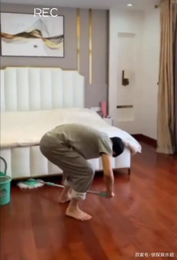 最接地气天王!60岁刘德华赤脚拖地,着装清爽犹如年轻小伙