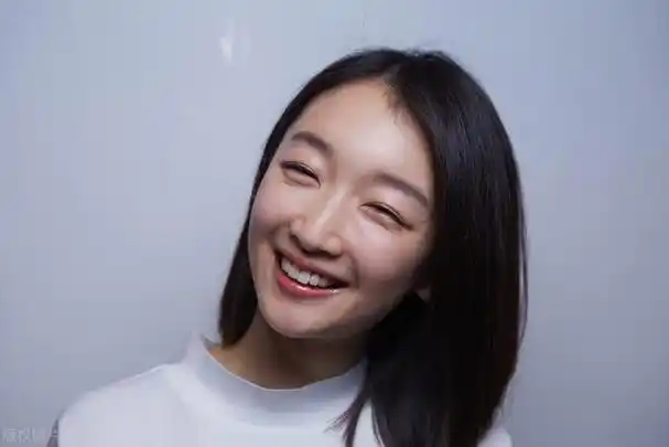 周冬雨(zhou dongyu)是一位中国女演员,出生于1992年1月31日,出生地为