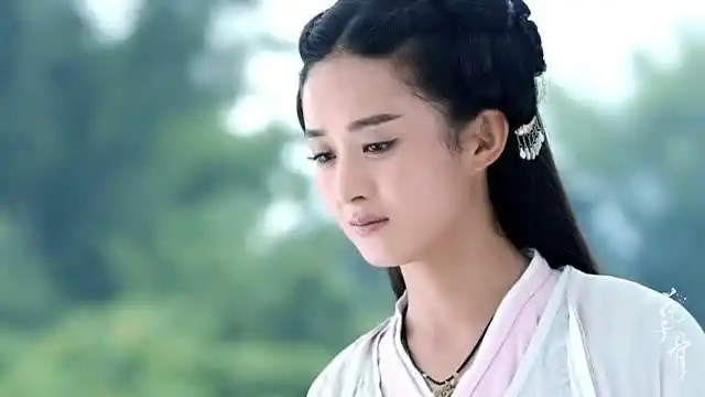 花千骨:琉夏应该是小骨第一次听说她的存在吧,表情有些不太自然