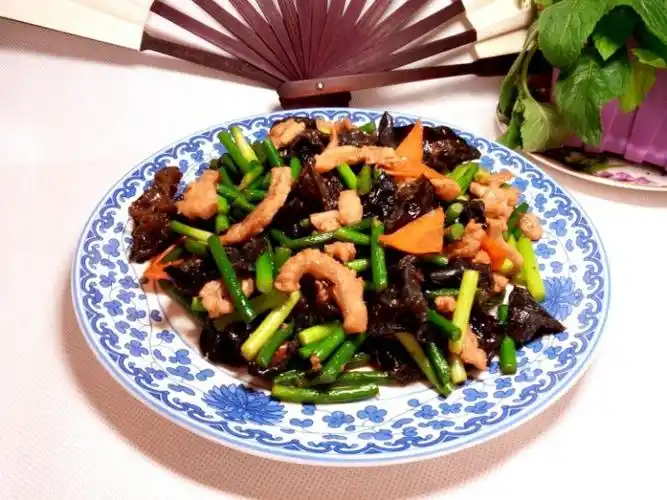 蒜苔木耳炒肉