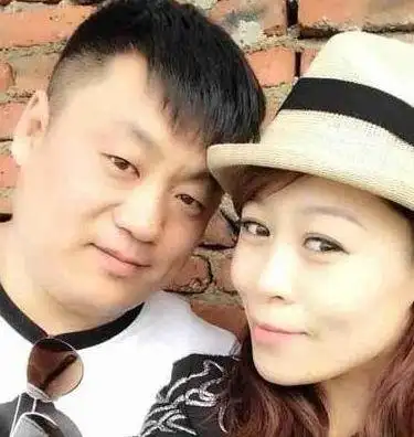 美妻陪他住了10年地下室,如今因口吃走红,更是买豪宅送给妻子