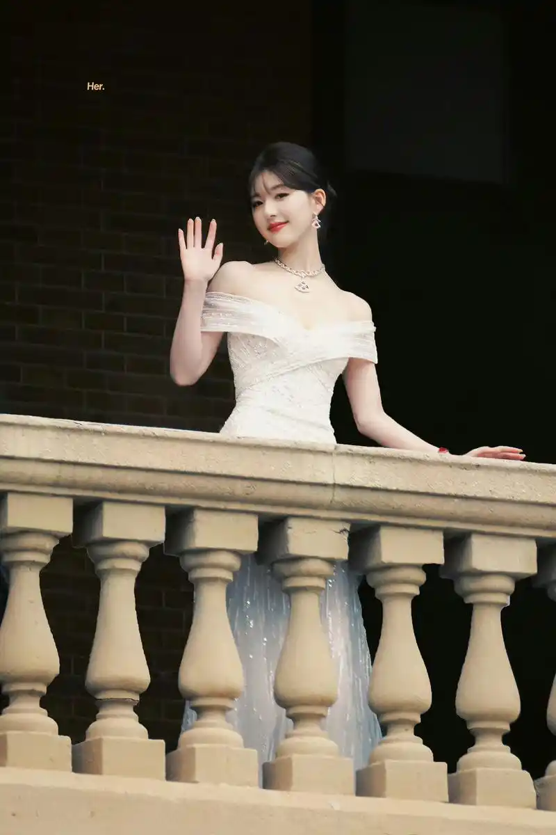 美丽动人!赵露思展现魅力的最新照片