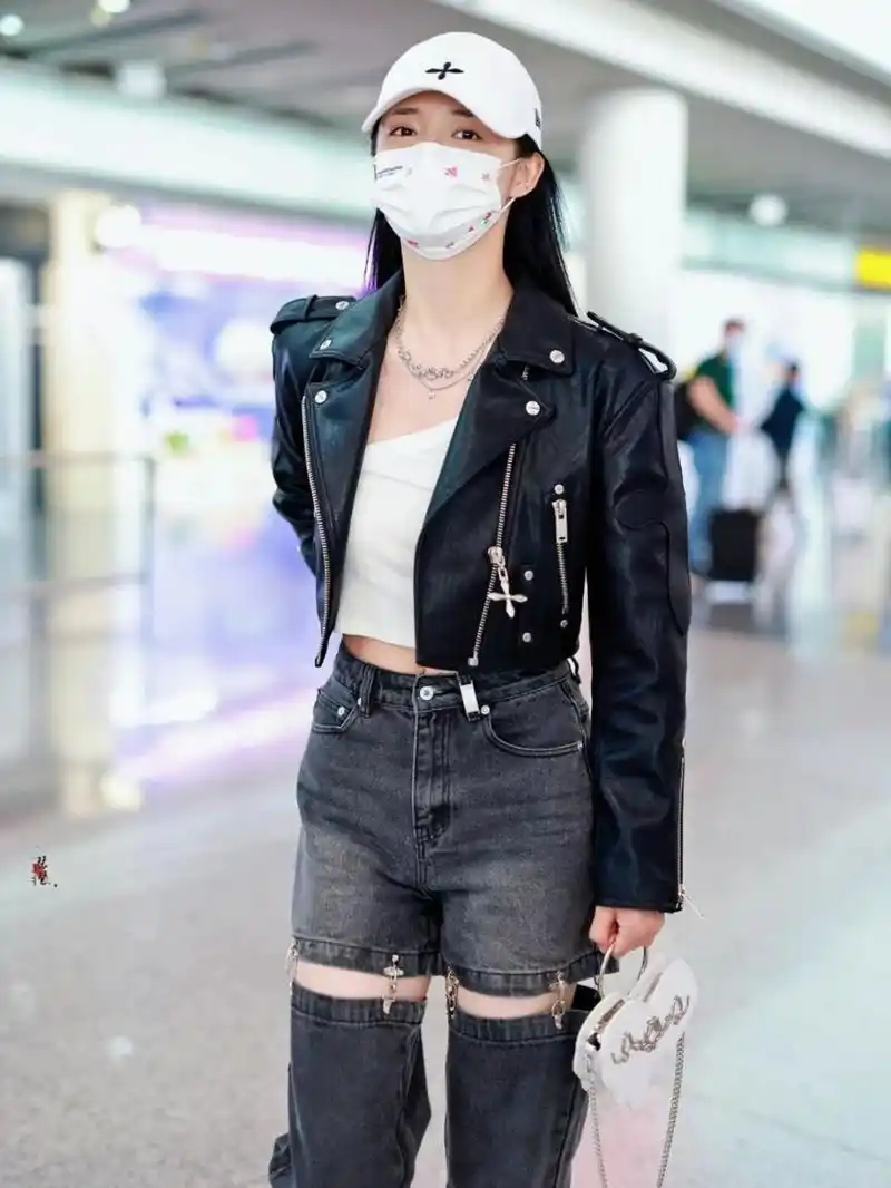 周洁琼20210923机场穿搭 黑色皮质夹克搭配截断式拼接牛仔长裤, 侍後