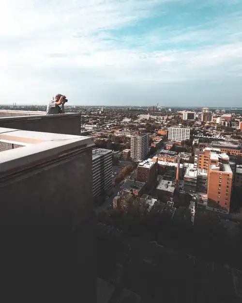 的人图片-从楼顶拍照的人素材-高清图片-摄影照片-寻图免费打包下载