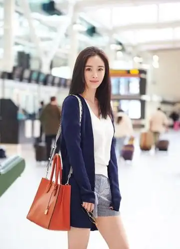 34岁杨幂越活越年轻,黑色针织裙 长直发温柔减龄,哪像当妈的人