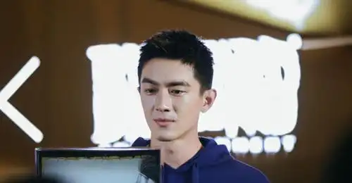 林更新终于出现了,剪了短发颜值逆天,网友:返老还童了?