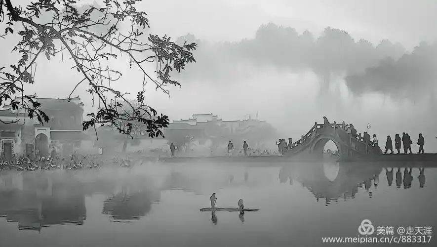 再进宏村,被称为"牛肚"的南湖,刚刚退去夜色,烟雨茫茫,好一幅江南水墨