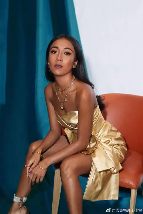 原创吉克隽逸真会玩,打底的安全裤居然比抹胸裙还要长,这时尚太难懂