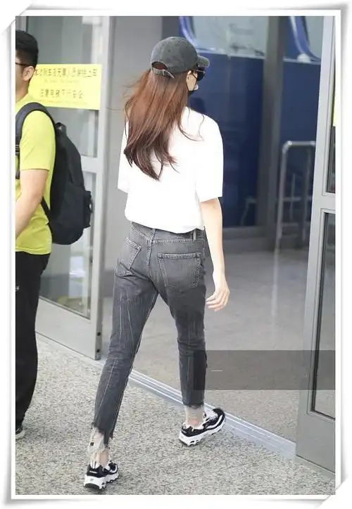 当88斤唐嫣穿上紧身牛仔裤网友直呼辣眼睛还是换回裙子吧