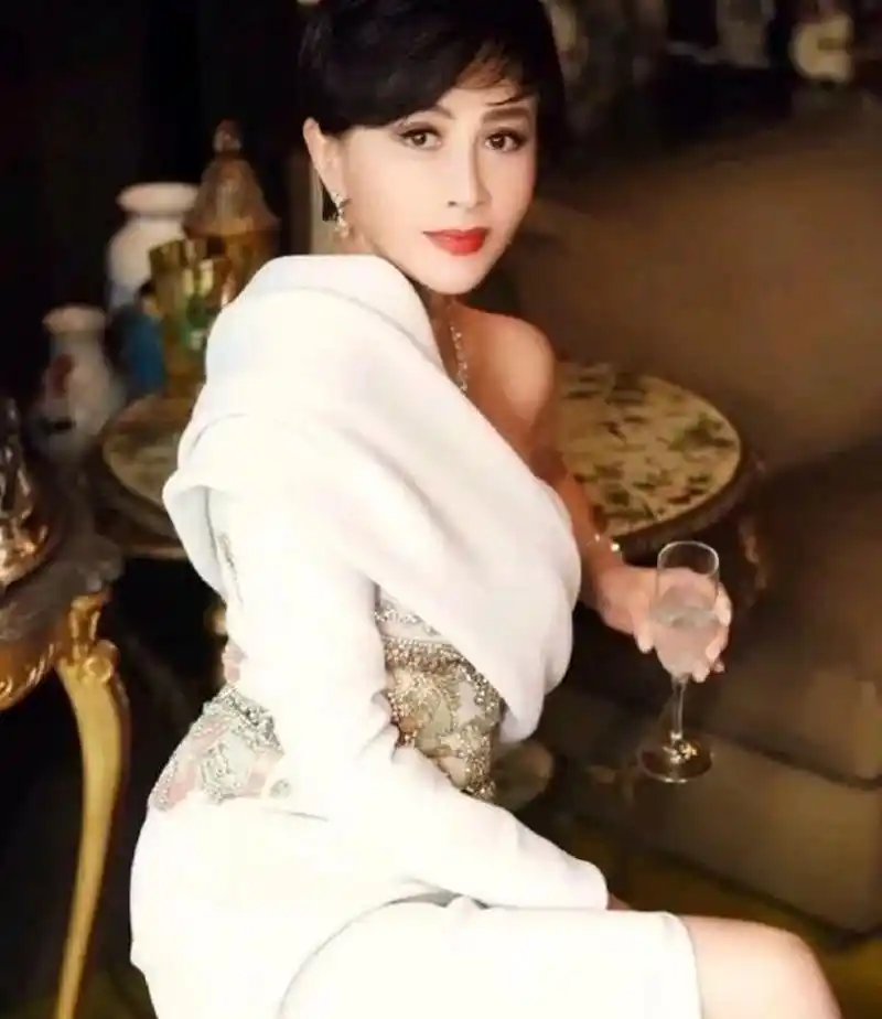 刘嘉玲是一位非常出色的女演员和知名人士,年轻时美丽动人,温柔的笑容