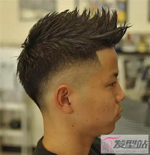 莫西干头,看起来非常朋克,头发前梳纹理定型,类似于短飞机头,两侧渐层