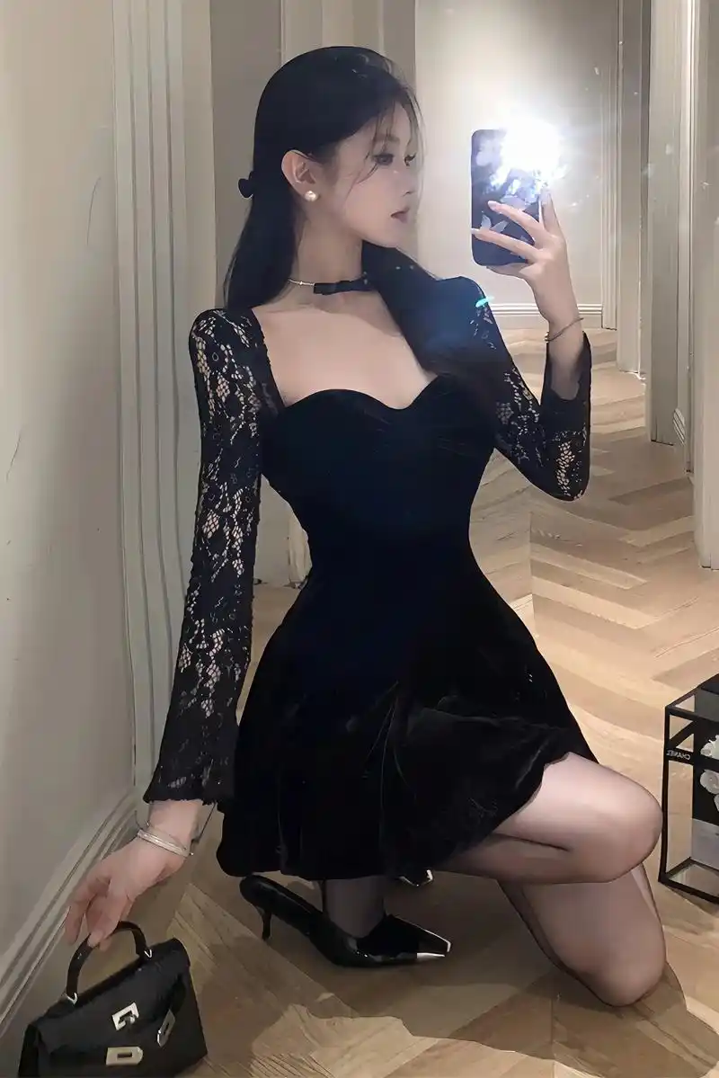 年会战袍 丝绒抹胸蕾丝拼接连衣裙.姐妹们,我的新宠来啦!法式 - 抖音