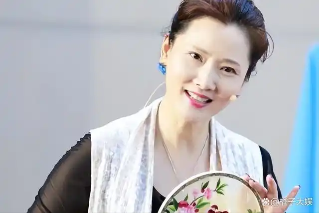 裸婚嫁老师儿子丁克10年后高龄产子被宠34年的何赛飞依旧美丽